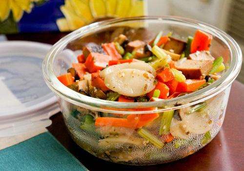 “帶飯致癌說”不可信 牛奶不能“一口悶”！