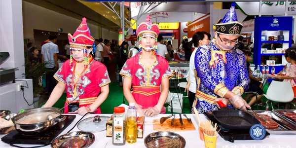 身著盛裝的工作人員