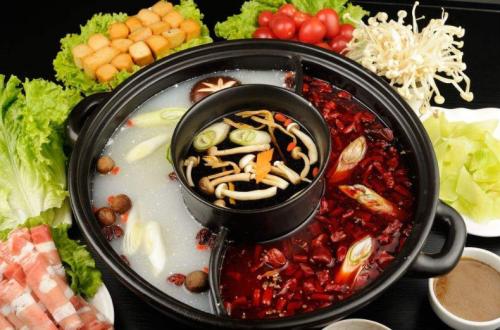 廣式火鍋與川渝火鍋搶風(fēng)頭，豬肚雞搶“鮮”機(jī)