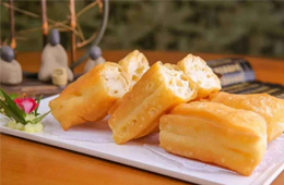 團餐、連鎖早餐、超市熟食區(qū)……生坯油條悄然“攻占”市場