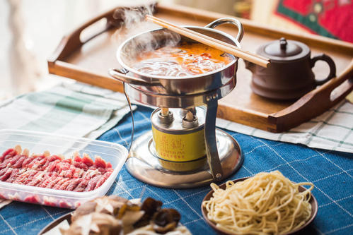  熊貓豆腐、臭豆腐漢堡、咸蛋黃蝦丸…火鍋季，這些新品吸睛又熱賣