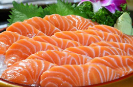 三文魚是怎么游進(jìn)新發(fā)地的？一塊“染毒”案板，撬開它背后的產(chǎn)業(yè)鏈