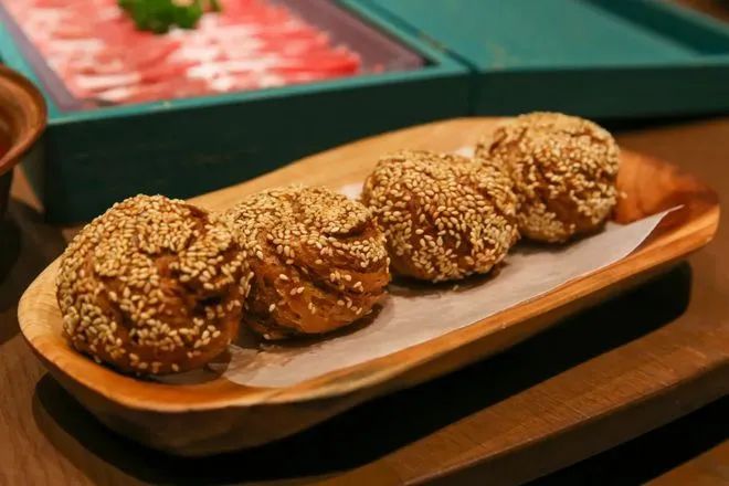 福成、思念等相繼上馬，京味兒麻醬燒餅?zāi)芊裣胥~鍋涮一樣圈粉？