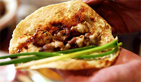 “淄式燒烤”火到全國(guó)，淄博小餅“一餅難求”