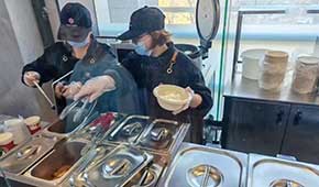 庫迪賣盒飯、檸季賣烤腸…茶飲店開辟副業(yè)，凍品小吃大有機會