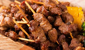 食尚是個(gè)輪回？迷你肉串走紅，東方甄選、大莊園、大希地、皓月等集體“擼小串”